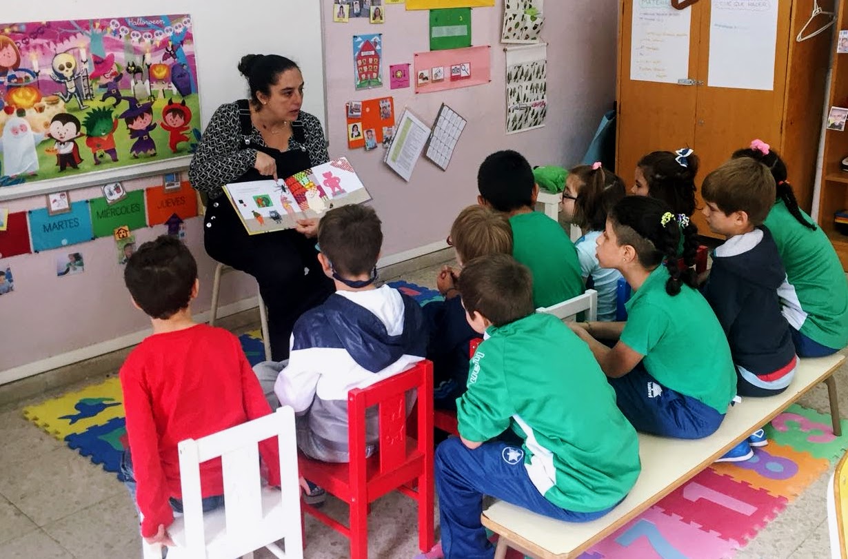 Una mamá del Colegio Los Álamos cuenta un cuento en las aulas