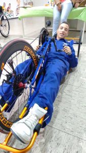 Alumno prueba hand bike